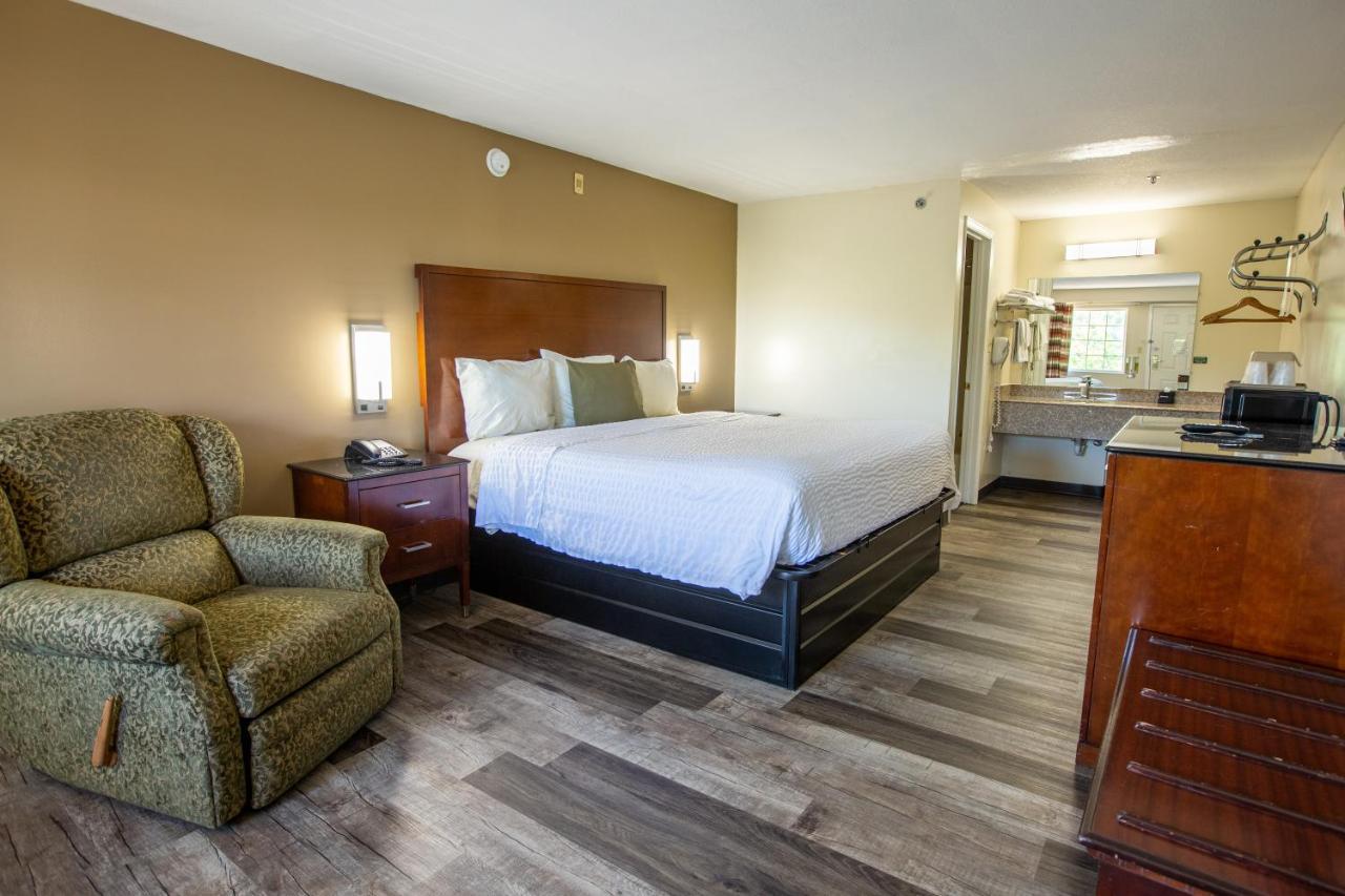 Non Smoking Deluxe King Room
